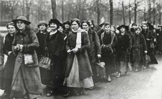 Streikende Frauen in der Rüstungsindustrie, 1918