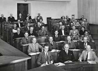 Abgeordnete der ersten Wahlperiode mit Dr. Wilhelm Hoegner (zweite Reihe, links), 1949/50