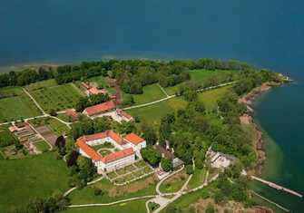 Herrenchiemsee, Augustiner-Chorherrenstift, Luftaufnahme von Südosten