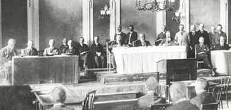 Landtagspräsidium und Regierungsbank im Spiegelsaal der Bamberger Harmonie, 1919 