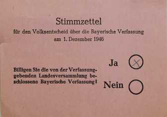 Stimmzettel für den Volksentscheid über die Bayerische Verfassung am 1. Dezember 1946.