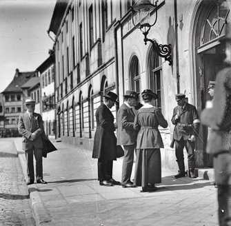 Ausweiskontrolle durch die Bürgerwehr am Eingang des Bamberger Harmoniesaals, 1919
