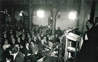 Franz Josef Strauß während seiner Rede am Politischen Aschermittwoch im Wolferstetter
 Keller, 1970