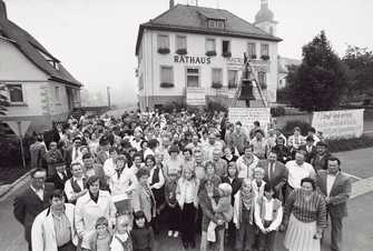 Ermershausener Bürgerinnen und Bürger auf dem Rathausplatz, 1980