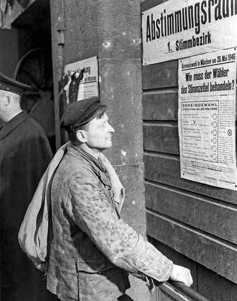 Vor einem Wahllokal in München, Mai 1946