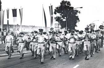 Militärmarsch vor der Nibelungenhalle, 1973