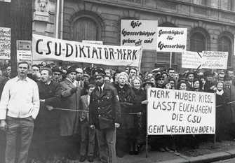 Protest gegen die Gebietsreform in Wasserburg vor der Staatskanzlei in München, 1971