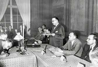 Staatsminister Anton Pfeiffer bei der Eröffnung des Verfassungskonvents auf Herrenchiemsee, 1948