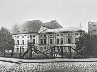 Sicherheitsvorkehrungen um das Harmoniegebäude am Schillerplatz in Bamberg, 1919