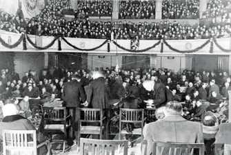 Erste Landtagssitzung nach dem Krieg am 16. Dezember 1946 in der Großen Aula der Ludwig-Maximilians-Universität München