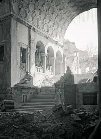 Zerstörter Eingangsbereich im Hauptgebäude der LMU, 1945