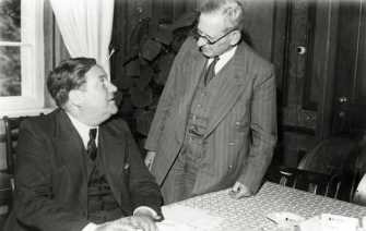 Carlo Schmid im Gespräch mit Hans Nawiasky (rechts) während des Verfassungskonvents, 1948